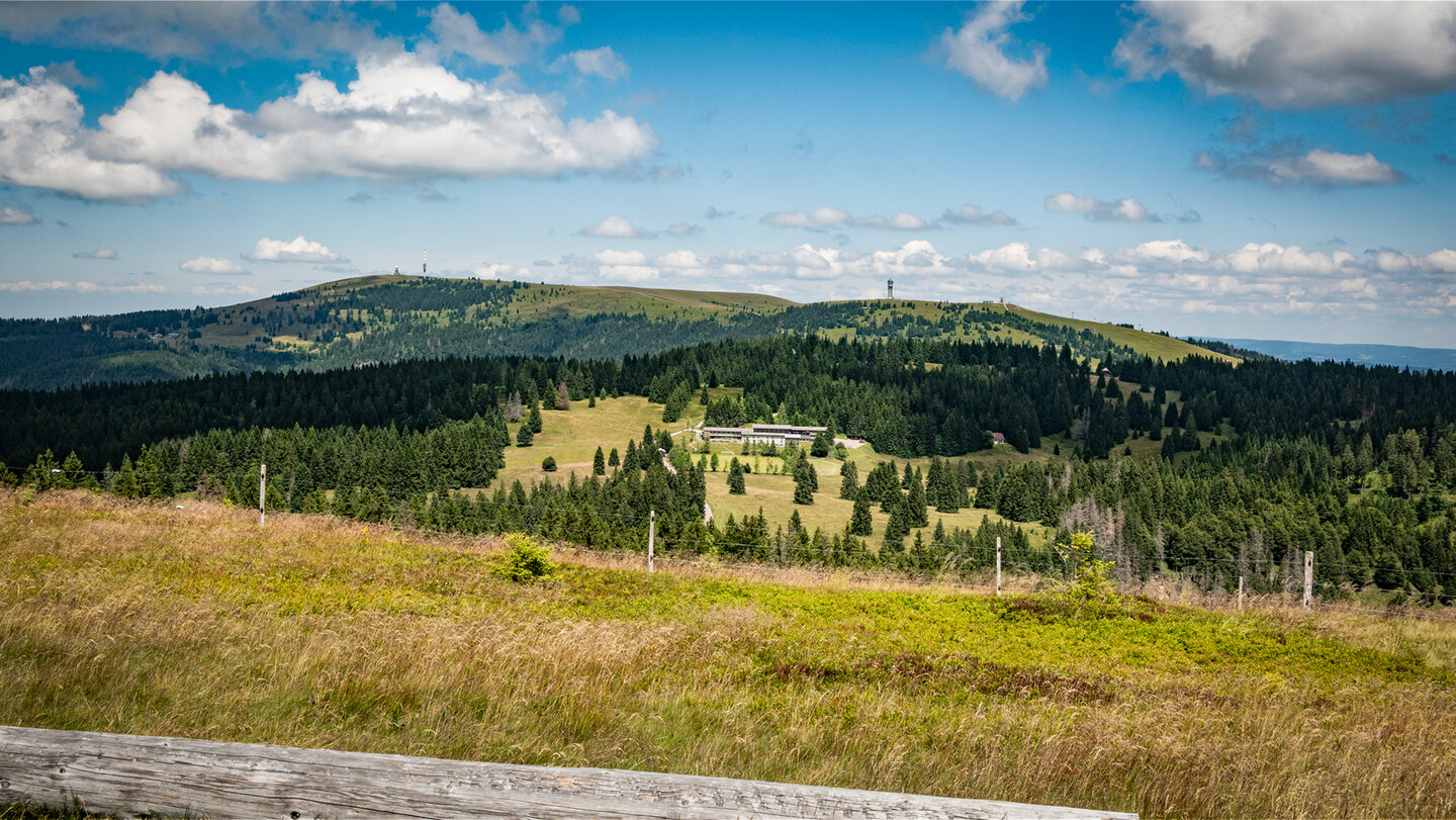 Blick vom Herzogenhorn nach Norden: Felber Leistungszentrum und Feldberg im Hintergrund