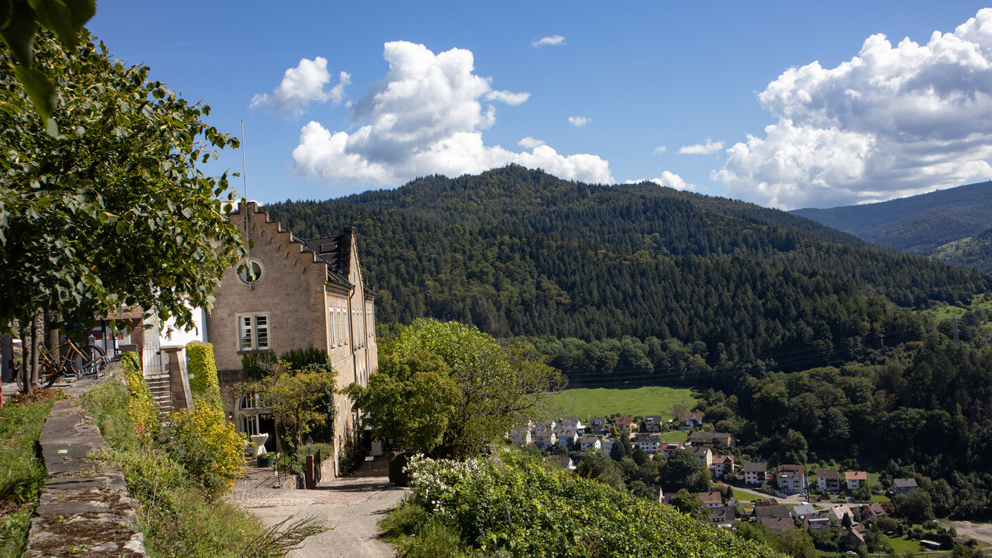 Schloss Eberstein thront hoch über dem Murgtal
