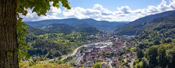 Ausblick von Schloss Eberstein auf den Ort Obersrot im Murgtal