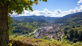 Ausblick von Schloss Eberstein auf den Ort Obersrot im Murgtal