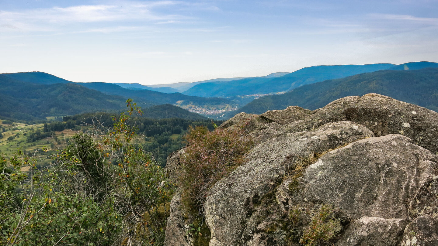 Ausblick vom Dachssteinfelsen übers Murgtal