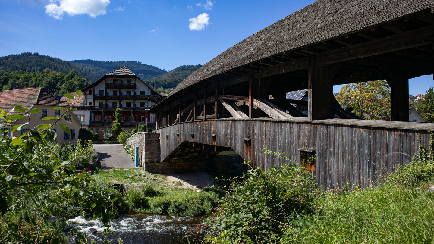 der Murgleiter-Wanderweg führt über die Holzbrücke in Forbach