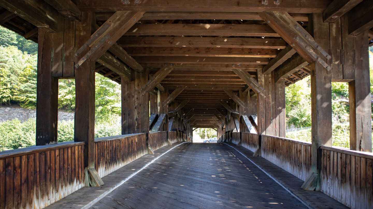 imposante Konstruktion der Forbacher-Holzbrücke