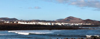 die Ortschaft La Santa bei Tinajo vor der Kulisse der ersten Berge des Vulkanparks auf Lanzarote