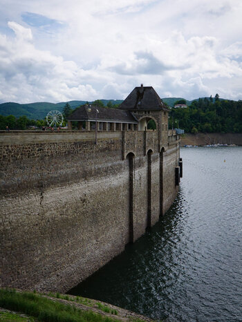 Blick entlang der Staumauer