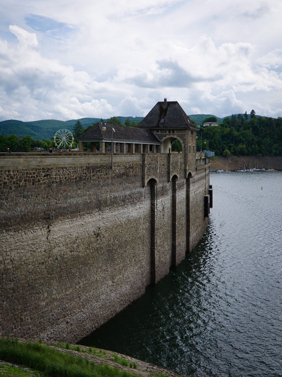 Blick entlang der Staumauer