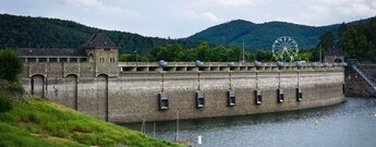 Staumauer an der  Edertalsperre