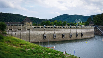Staumauer an der  Edertalsperre