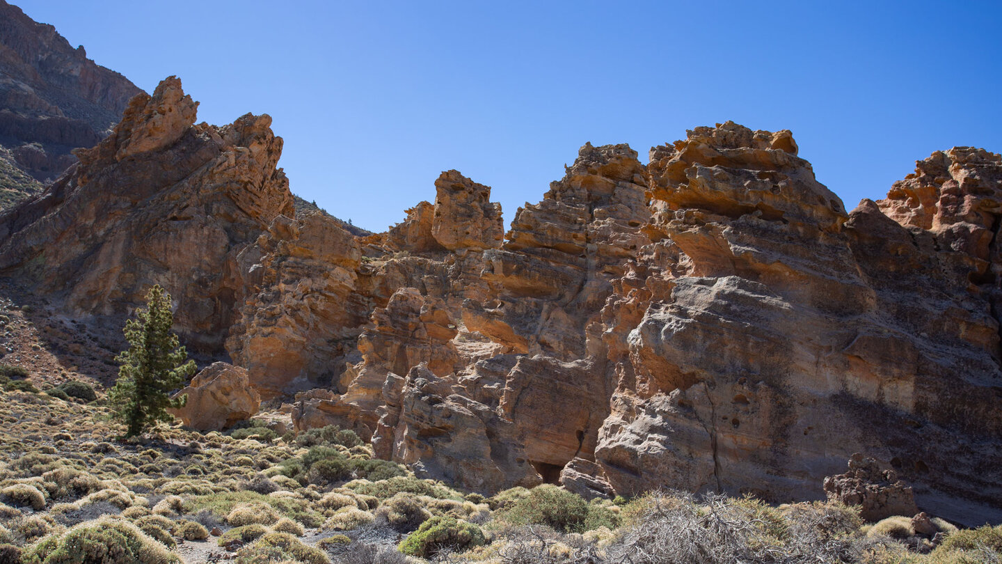 Felstürme der Roques de Caprichio an der Wanderroute zum Parador