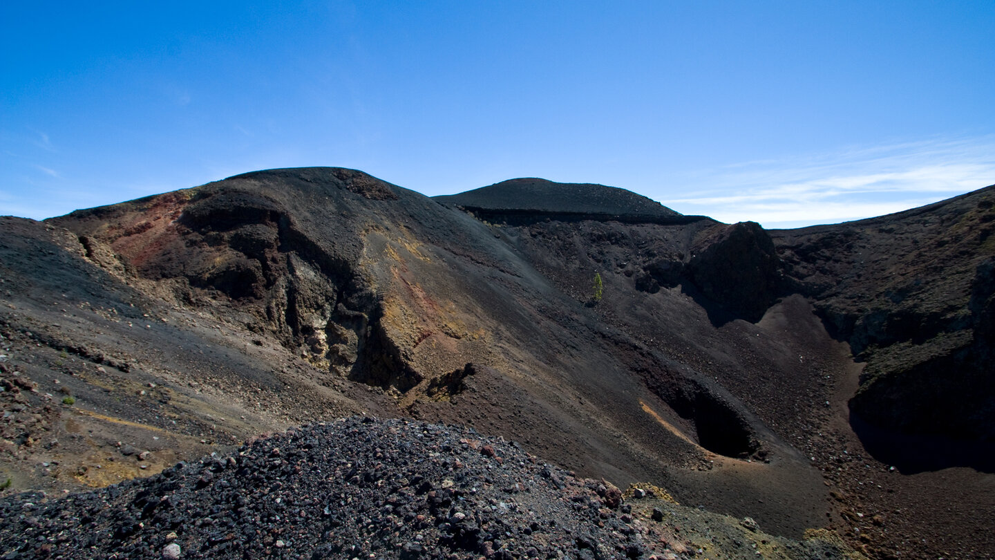Blick in den Krater des Vulkans Duraznero