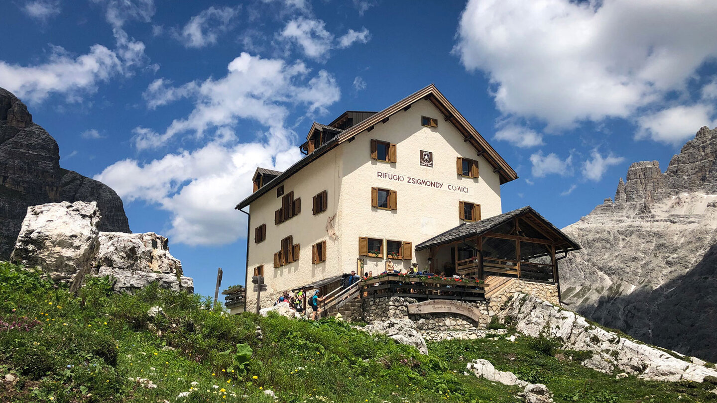 die Zsigmondyhütte liegt direkt unter dem gewaltigen Zwölferkofel im Naturpark Drei Zinnen die Zsigmondyhütte im Naturpark Drei Zinnen