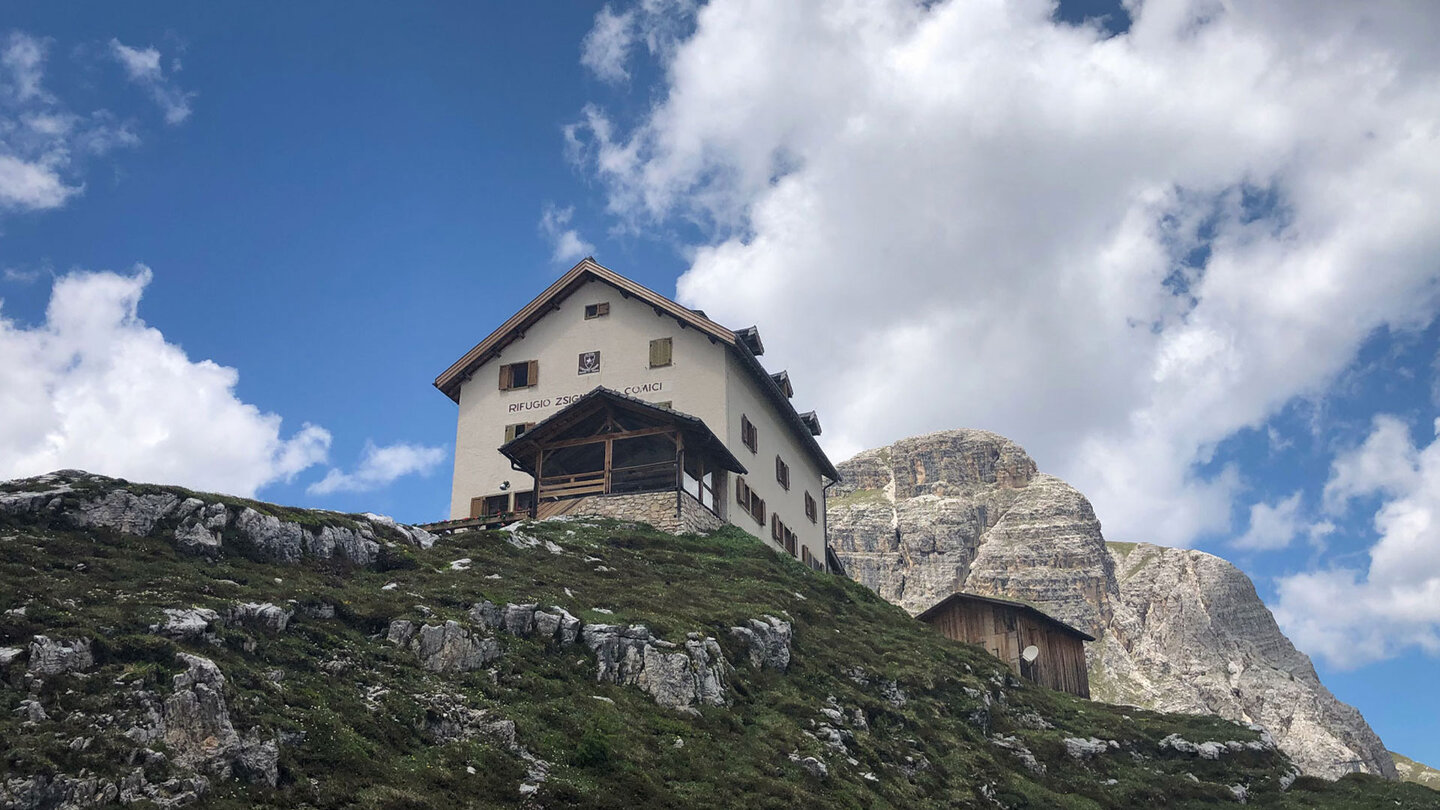 die Zsigmondyhütte liegt auf 2.224 Meter Höhe im Herzen des Naturparks Drei Zinnen Zsigmondyhütte auf 2.224 Meter Höhe im Naturpark Drei Zinnen