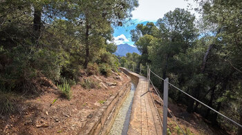 wandern entlang des Kanals Acequia Lízar