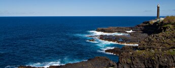 die Küstenlandschaft an der Punta Cumplida auf La Palma mit dem Leuchtturm im Hintergrund