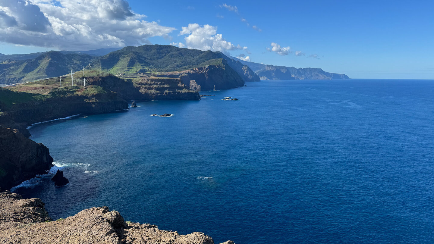 Ausblick von der Ponta de São Lourenço auf die steile Nordostküste Madeiras Ausblick von der Ponta de São Lourenço auf die Steilküste Madeiras