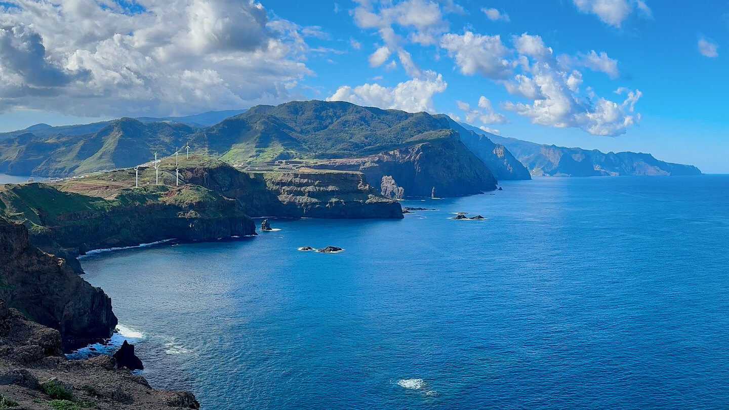 Windkraftanlagen an der Steilküste von Madeira Windkraftanlagen an der Steilküste