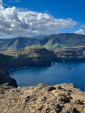 Blick von der Ponta de São Lourenço auf die Bucht mit Steilküste