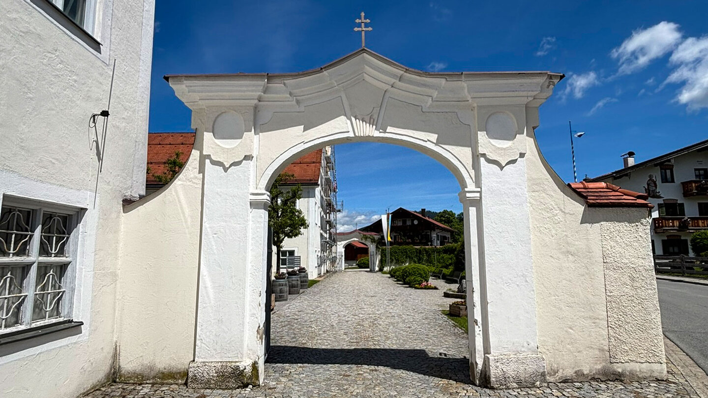 Tor zum Klosterhof St. Martin Fischbachau