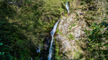 die Allerheiligen-Wasserfälle in einer steilwandige Porphyr-Schlucht