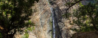 in die Tiefe stürzendes Wasser an der Cascada de Desfondada