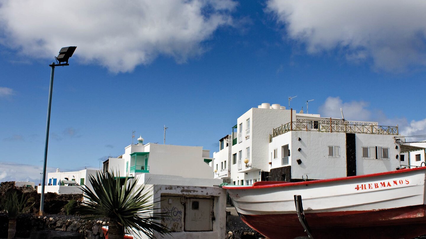 allgegenwärtig sind die Fischerboote in Punta Mujeres auf Lanzarote