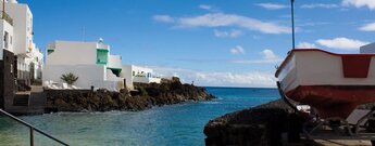 die Häuser von Punta Mujeres in der Region Haría auf Lanzarote wurden direkt an die Lavaküste gebaut