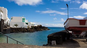 die Häuser von Punta Mujeres in der Region Haría auf Lanzarote wurden direkt an die Lavaküste gebaut