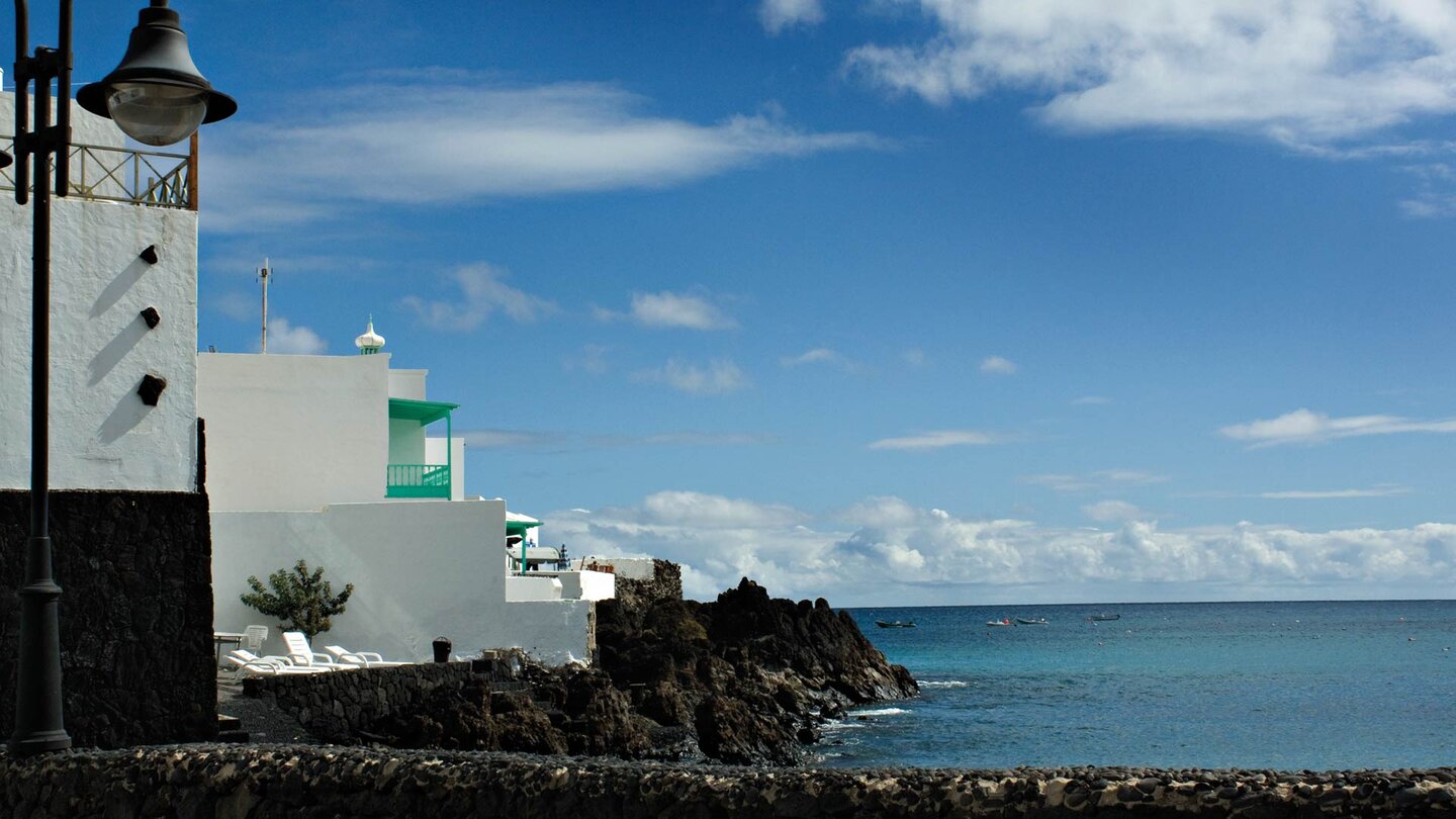 kontrastreiche Ansicht bieten die weiß getünchten Häuser auf der dunklen Lava in Punta Mujeres auf Lanzarote