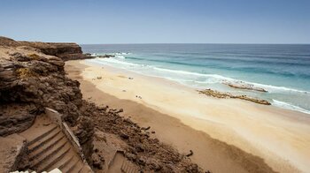 der Strand Playa del Águila ist über eine Treppe in der Steilküste zugänglich