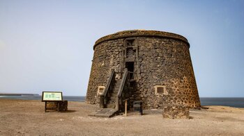 der runde Verteidigungsturm Torre del Tostón bei El Cotillo
