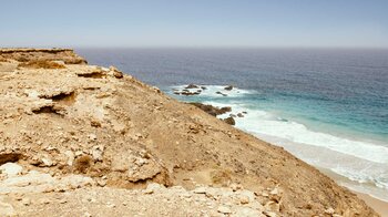 erodierte Klippen am Wanderweg entlang der Westküste Fuerteventuras