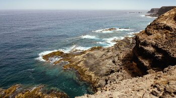 Blick entlang der Steilküste am Westcoast Trail auf Fuerteventura