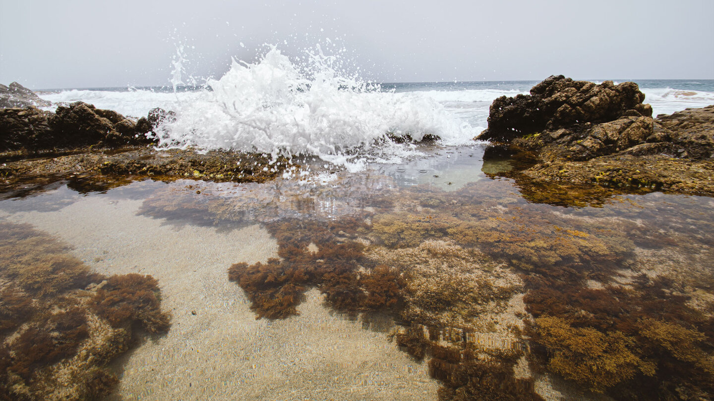 kristallklarer Meerwasserpool an der Westküste