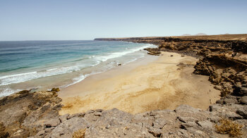 Blick entlang der Westküste über den Strand Playa de Tebeto