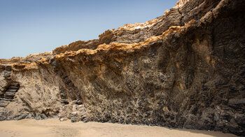 zahlreiche Adern durchziehen das Gestein an der Playa de Jarugo