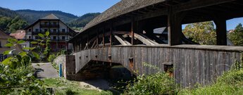 der Westweg führt über die Holzbrücke in Forbach