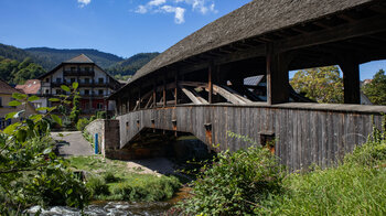 der Westweg führt über die Holzbrücke in Forbach