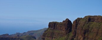 Blick vom Mirador de Cherfe auf Teneriffa und zur Nachbarinsel La Gomera