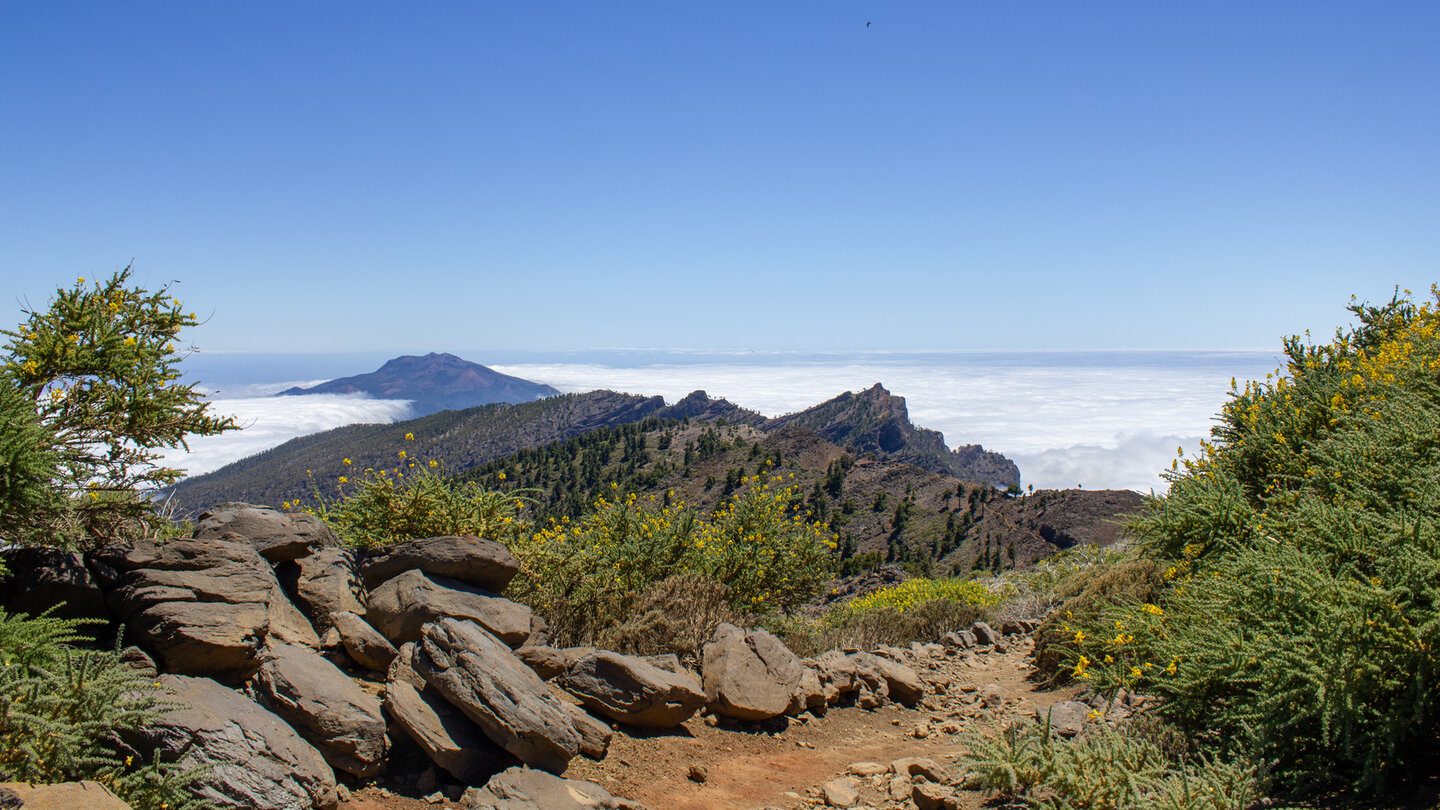 Blick über die südliche Gipfelkette mit der Cumbre Vieja im Hintergrund