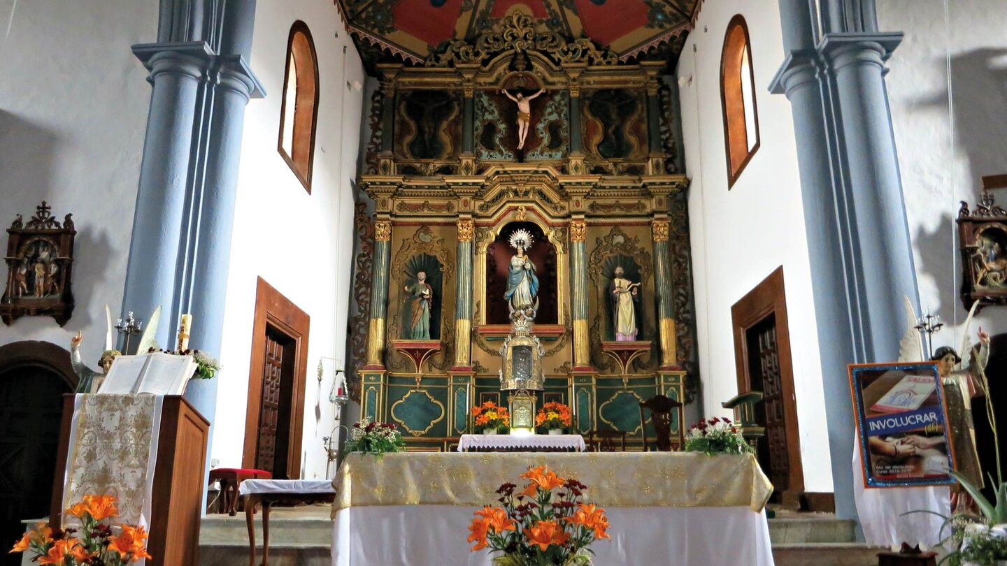 der Hochaltar mit der Statue der Nuestra Señora de la Concepción in Valverde auf El Hierro