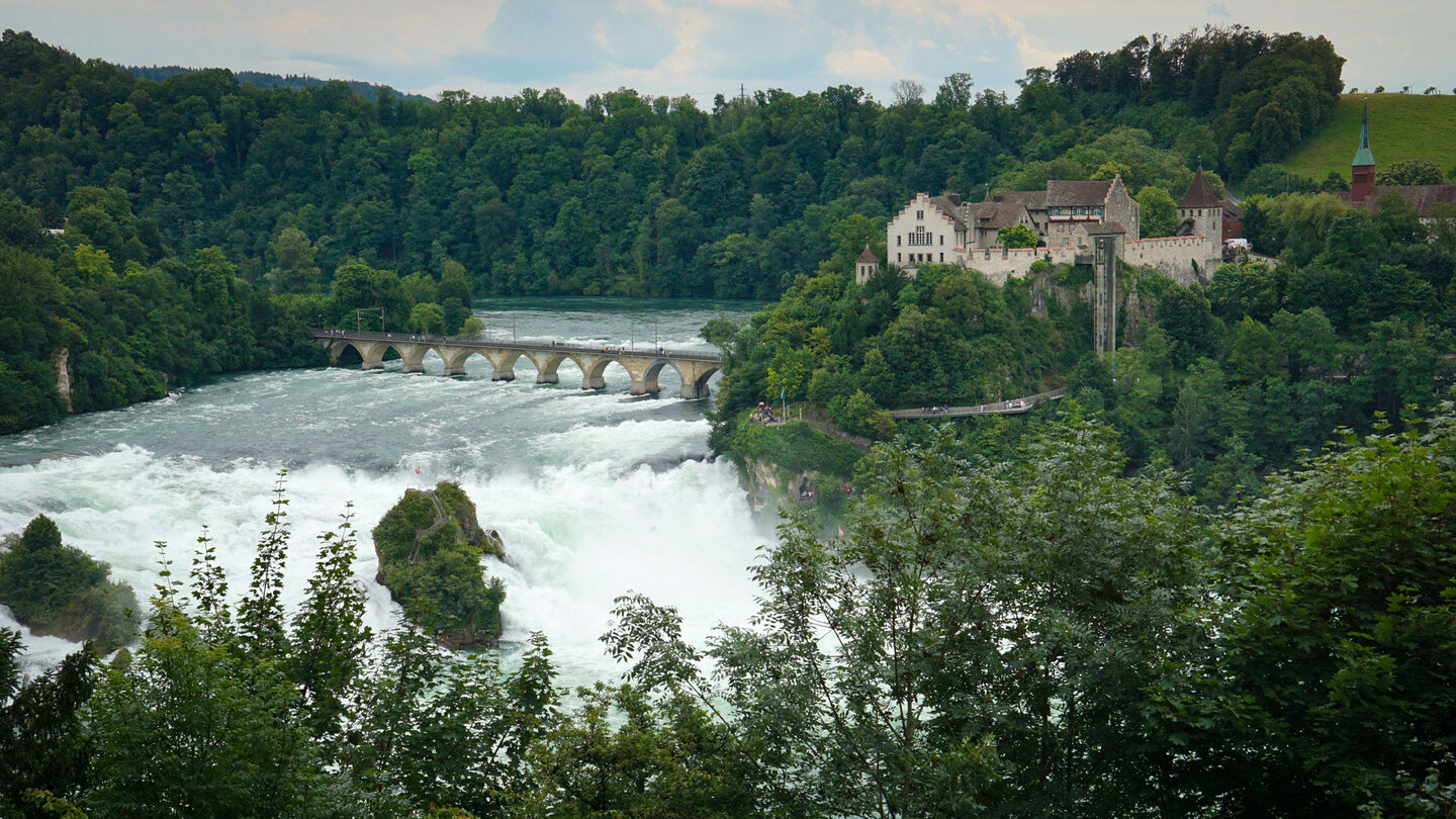 Rheinfall von Schaffhausen mit dem Schloss Laufen im Hintergrund