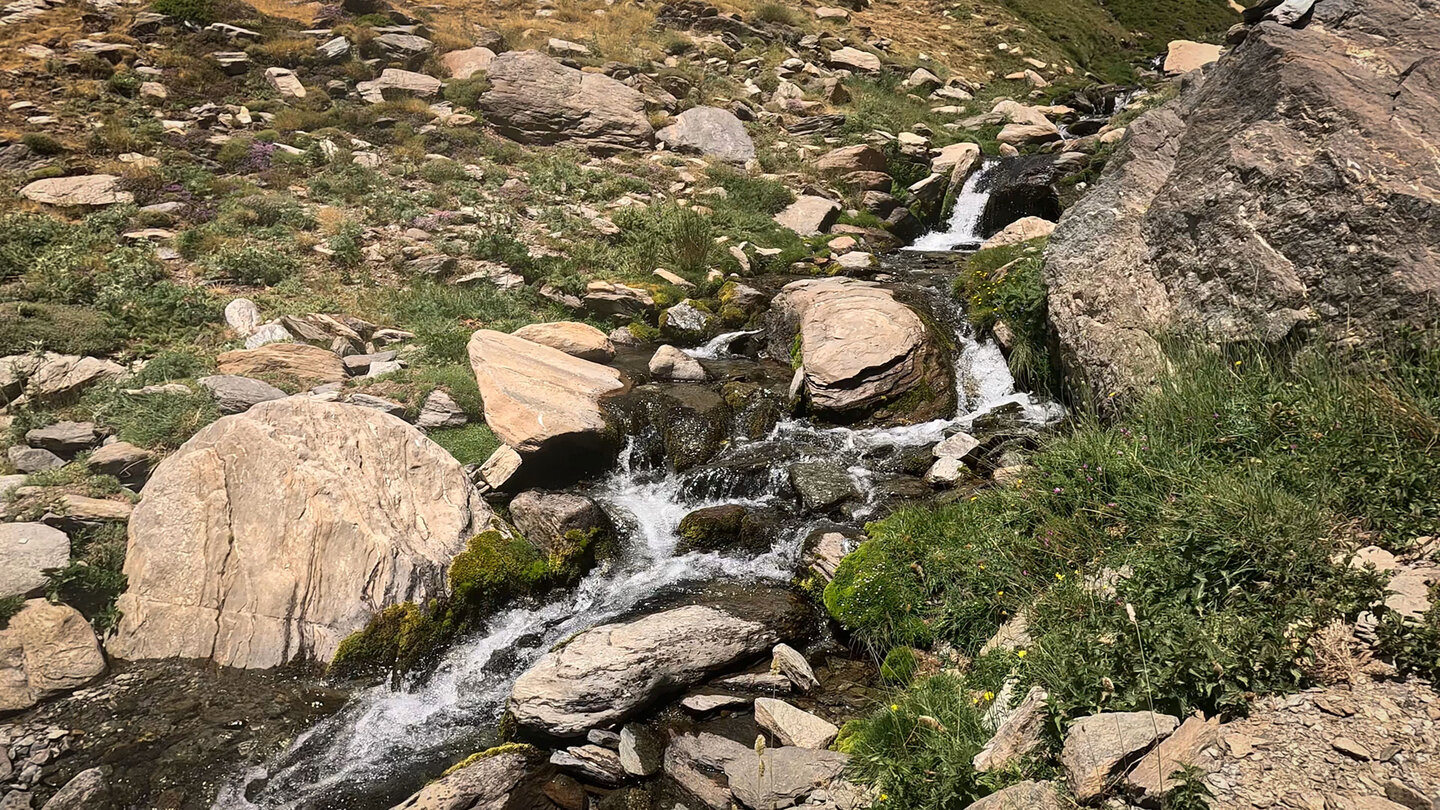 Blick vom Wanderweg am Rio Mulhacén Blick vom Wanderweg am Rio Mulhacén
