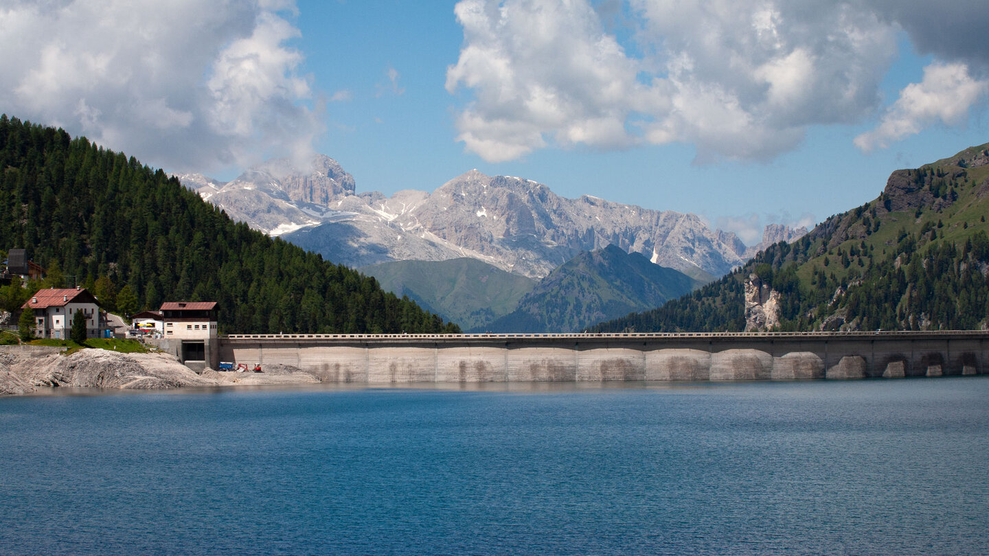 das Hauptsperrwerk am Lago di Fedaia in den Dolomiten das Hauptsperrwerk am Lago di Fedaia