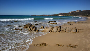 die Duna de Bolonia mit den Bergen der Sierra de la Plata