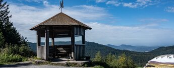 Panoramblick von der Schweizerkopf-Hütte bis in die Rheinebene