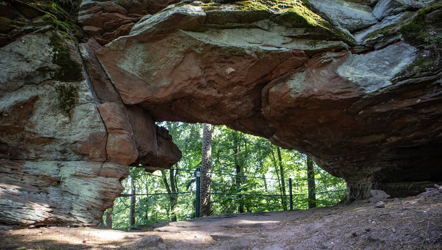 Das natürliche Felsentor am Löffelsberg – ein Höhepunkt der Route.