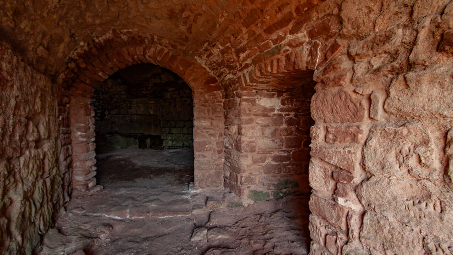 Der Blick ins Gewölbe der Ruine Drachenfels zeigt die historische Bausubstanz der Burganlage.