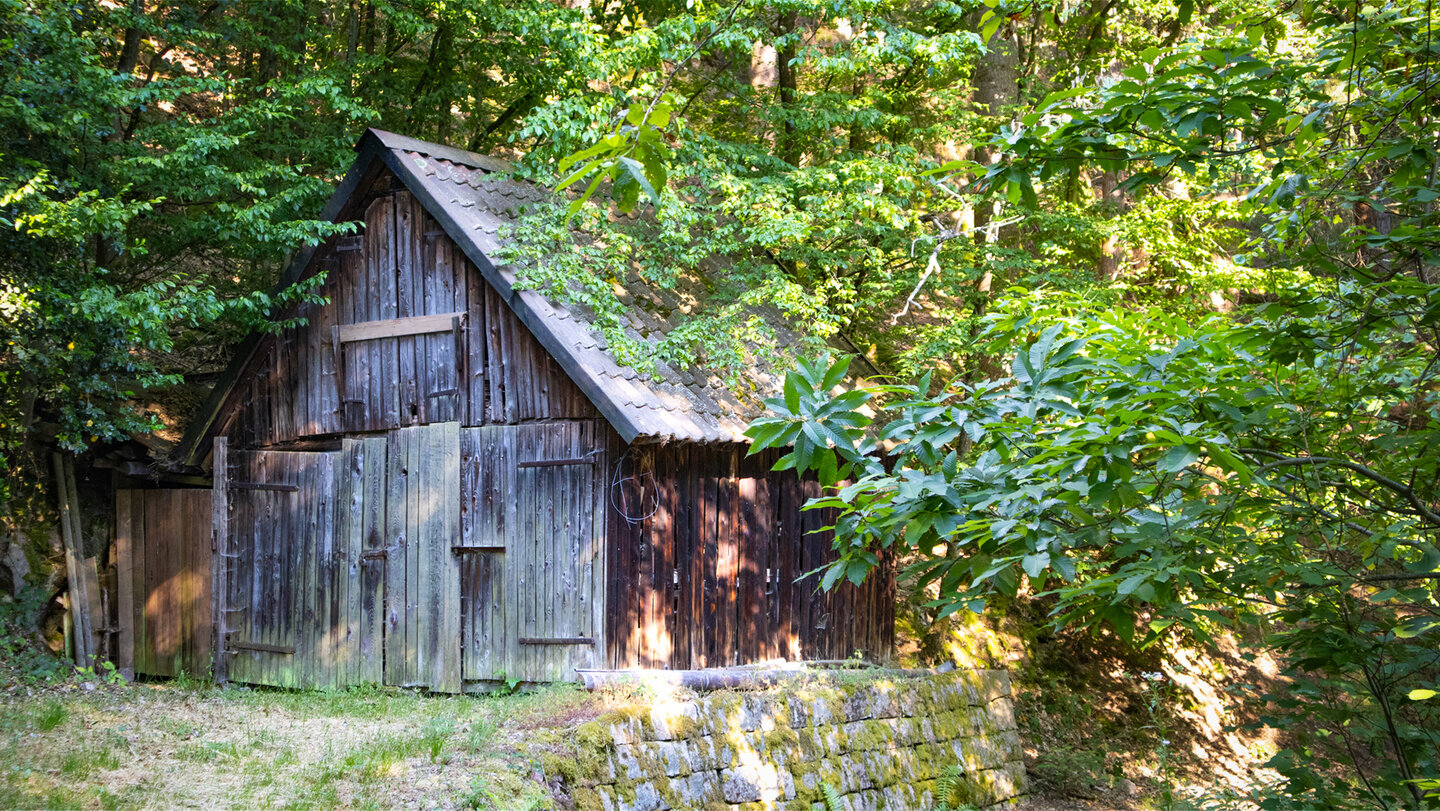 Holzhütte am Wanderweg