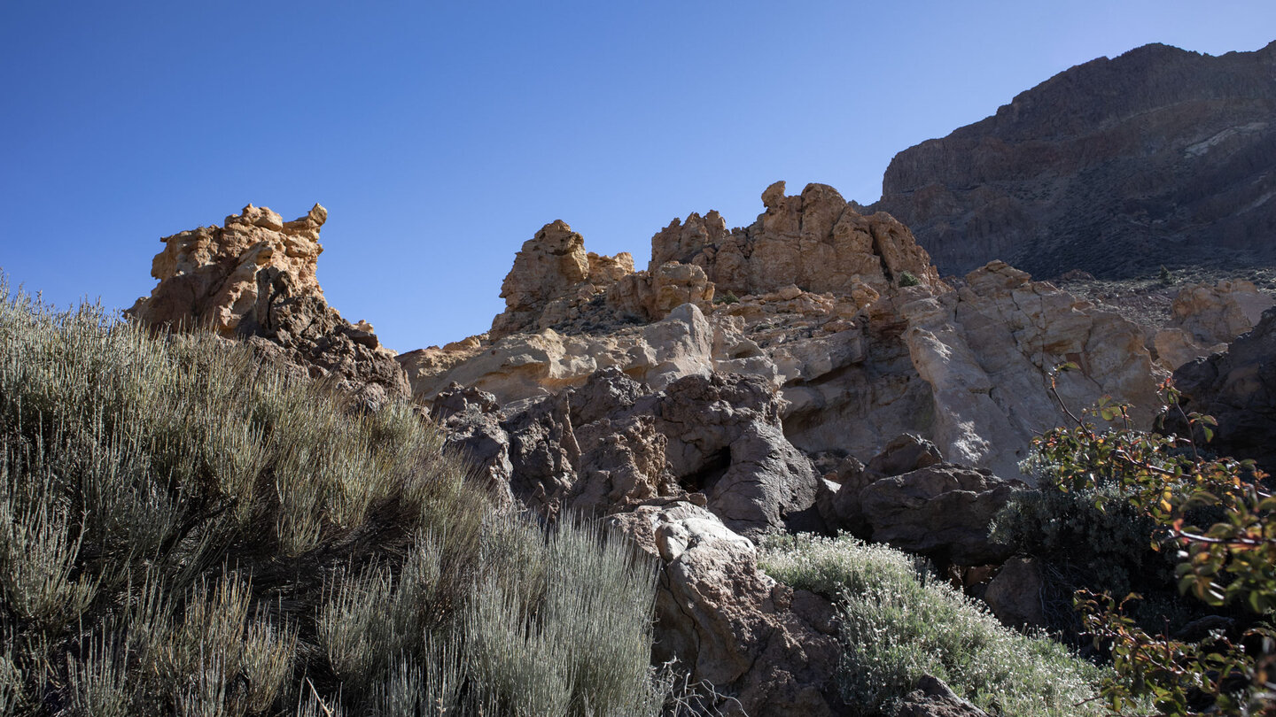 Wanderweg am Fuße der Felsformation Piedras Amarillas