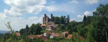 der Blick auf die Burgruine Hanstein